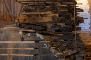 Mindestens ein Jahr muss das Holz in der Halle trocken, bevor daraus Unikate entstehen können.